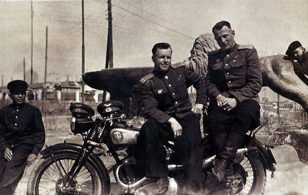 Двое офицеров на мотоцикл в 1949 году