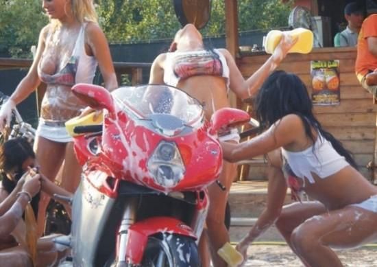 Девушки моют мотоциклы и байкеров
