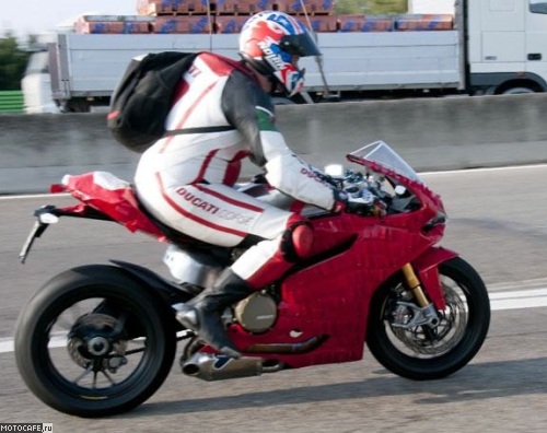 Шпионские фото: Ducati 1199 Panigale замечен на автостраде