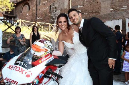 Пилот команды Xerox Ducati Мишель Фабрицио (Michel Fabrizio) сочетался законным браком со своей подругой Деборой (Deborah)
