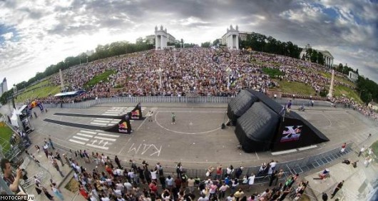 Мото-фристаил шоу от райдеров команды Red Bull в рамках второй специализированной выставки «Санкт-Петербургский международный мотосалон IMIS - 2011»