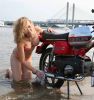 Симпотичная девушка и Kreidler - мотоцикл из прошлого
