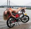 Симпотичная девушка и Kreidler - мотоцикл из прошлого
