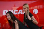 Симпотичные девушки и мотоцикл Ducati 1098
