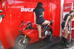 Симпотичные девушки и мотоцикл Ducati 1098