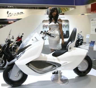 Концепт гибридного скутера-мотоцикла Piaggio USB на выставке EICMA 2009