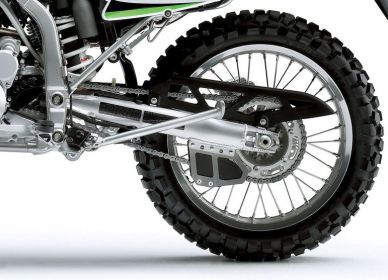 Дополнительный элемент на мотоциклах с цепным приводом и длинноходной подвеской - успокоитель цепи, который препятствует соскакиванию цепи со здездочки (Kawasaki KLX250 2009)