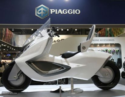 Концепт гибридного скутера-мотоцикла Piaggio USB на выставке EICMA 2009