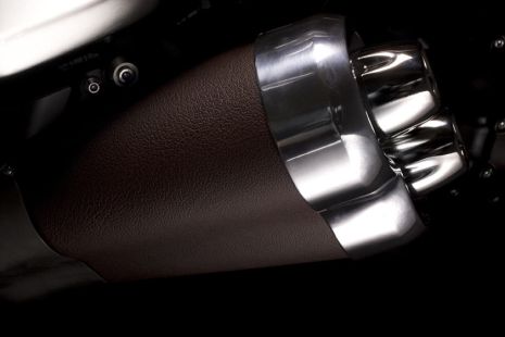 Кожаный фетиш из Yamaha VMAX от Hermes