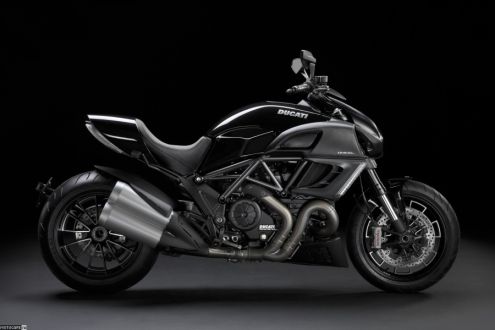 Угольный дьявол – Ducati представила черный-черный Diavel