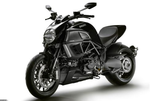 Угольный дьявол – Ducati представила черный-черный Diavel
