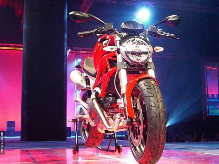 Симпотичные девушки и Ducati Monster 696 2008