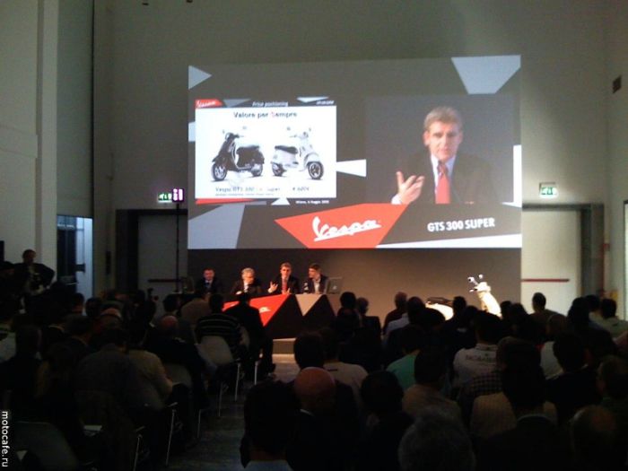 Презентация скутера Vespa GTS 300 Super в Милане