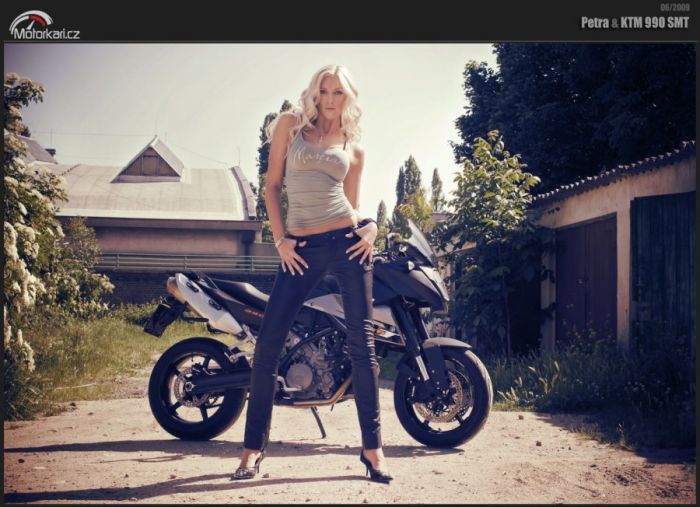 Девушка Petra и мотоцикл KTM 990 SMT