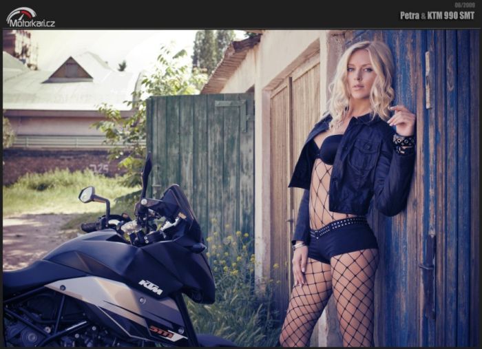 Девушка Petra и мотоцикл KTM 990 SMT