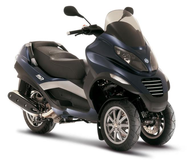 Итальянский трехколесный скутер Piaggio