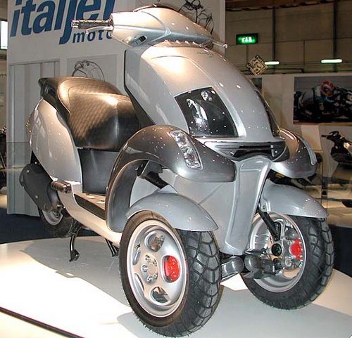 Italjet Scoop - ответ на Piaggio MP3