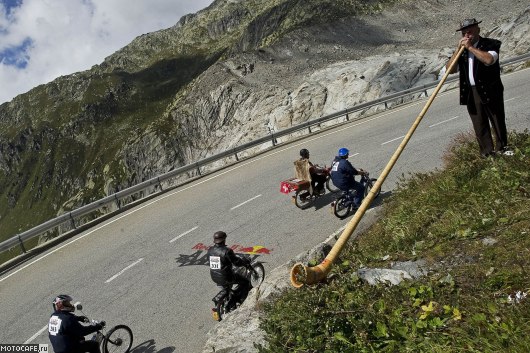 Red Bull Alpenbrevet. Настоящий фан - в мопеде