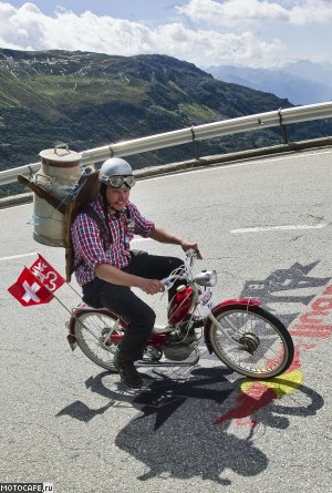 Red Bull Alpenbrevet. Настоящий фан - в мопеде